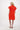 Das Model trägt ein Leinenkleid mit Flatterärmeln und Taschen in der Farbe Koralle von Zusss.
