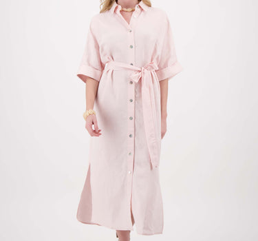 Model draagt een linnen wijde doorknoopjurk met korte mouw in soft pink van Zusss.