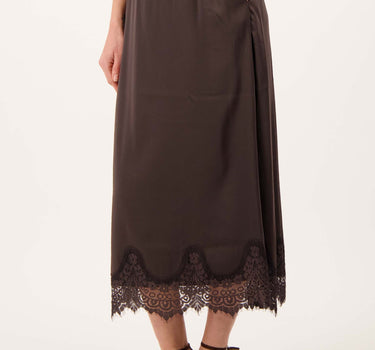 satijnen rok met kant detail | dark choco
