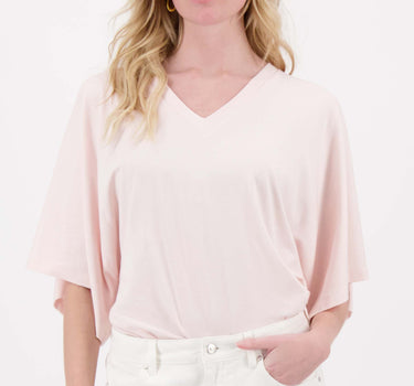 V hals T‑shirt met wijde mouwen in soft pink met Zusss embroidery, gedragen door model van Zusss.