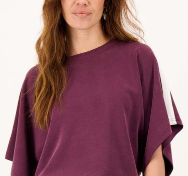 Boat-neck top with piping and butterfly sleeves | burgundy