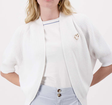 Strickjacke mit Fledermausärmeln und Brosche | weiß