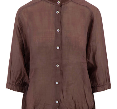 ramie ballon blouse | dark sand van Zusss, ramie stof met knopen, staande kraag en elastische mouwboorden.