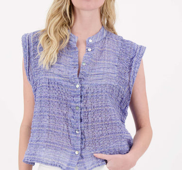 Model draagt sky blue ruit blouse van Zusss, een zachte blouse met ruit.