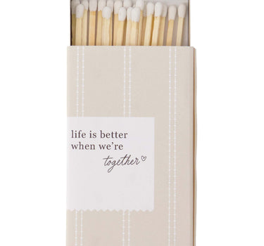 lucifers life is better | white / sand van Zusss, set houten lucifers met witte kopjes in een beige doos.
