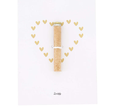 Kartenständer mit Magneten in Herzform | Gold von Zusss, Holzstange mit silberfarbenem Ring und goldfarbenen Herzchen rundherum.