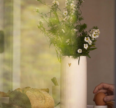 Keramikvase, matt, mit Herzmotiv | Weiß / Gold