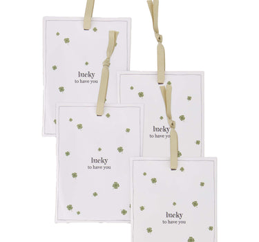 Set van 4 geurzakjes lucky to have you van Zusss, wit met groene klaverprint en beige lint.