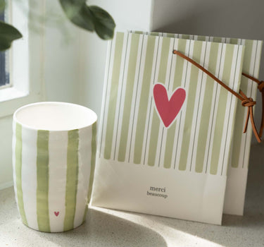 Kaffeetasse mit Streifen und Herz | weiß / hellgrün / fuchsia