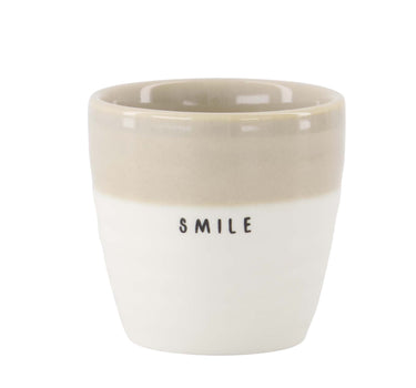 Espressotasse „Smile“ inklusive | Weiß/Sand von Zusss, zweifarbige Keramiktasse mit dem niedlichen Schriftzug „SMILE“.