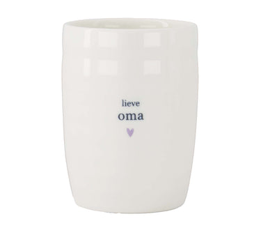 Kaffeetasse „Liebe Oma“ in Weiß/Lila von Zusss, weiße Keramik-Tasse mit der Aufschrift „Liebe Oma“ und einem violetten Herz von Zusss