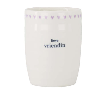 Weiß-lila Kaffeetasse von Zusss mit einem Rand aus violetten Herzchen und der Aufschrift „Liebe Freundin“.