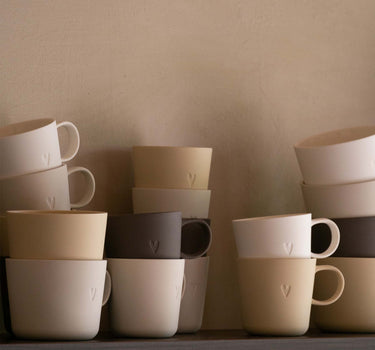 Kaffeetasse mit Henkel und Herzchen | weiß