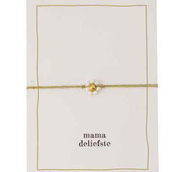 Ansichtkaart armbandje mama deliefste van Zusss in white / gold met gouden koord en parelaccent op witte kaart.