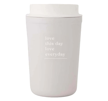 Thermosbeker love this day sand van Zusss, slanke zandkleurige beker met dekseltje.