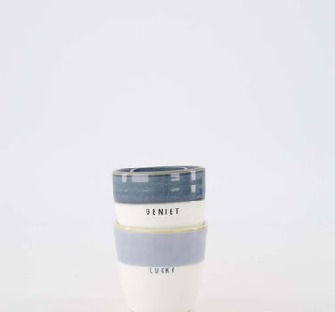 Cadeauset - Espressomokken van Zusss; drie keramische bekers in donkerblauw, wit en lichtblauw.