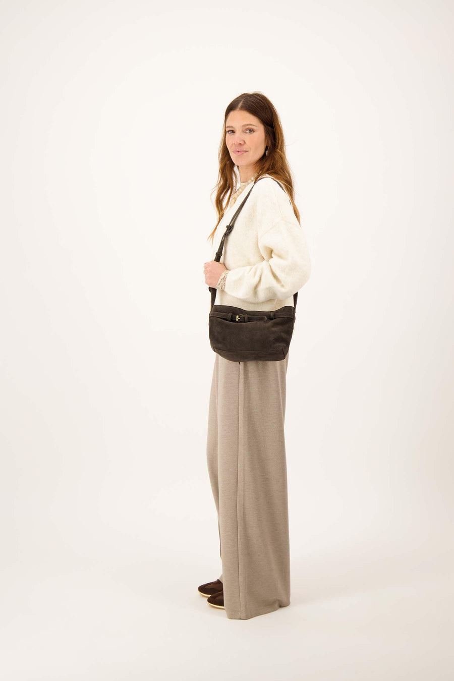 suede tas met riem detail | dark choco