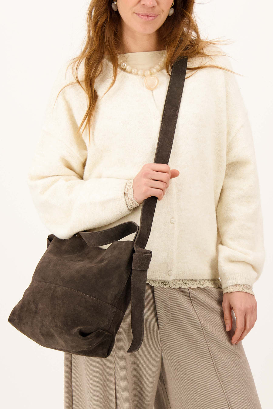 suede tas met knoop detail | dark choco