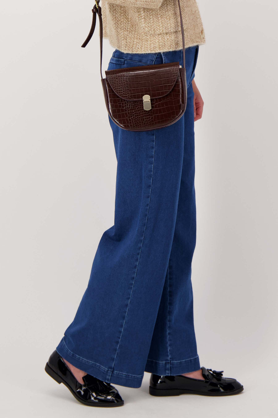 schoudertasje met gouden sluiting in croco structuur | chocoladebruin