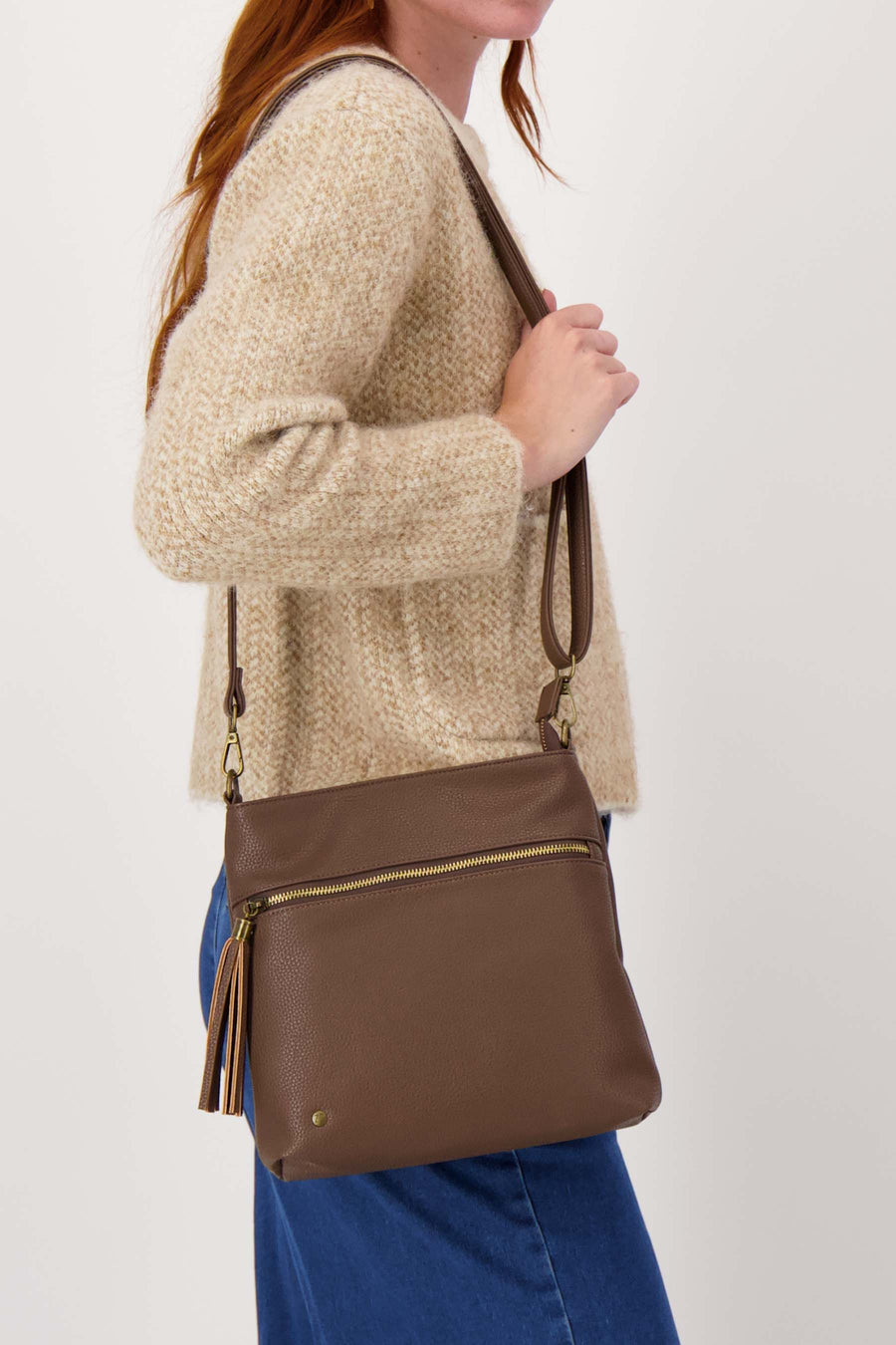 makkelijke tas met kwastje en rits | chocoladebruin