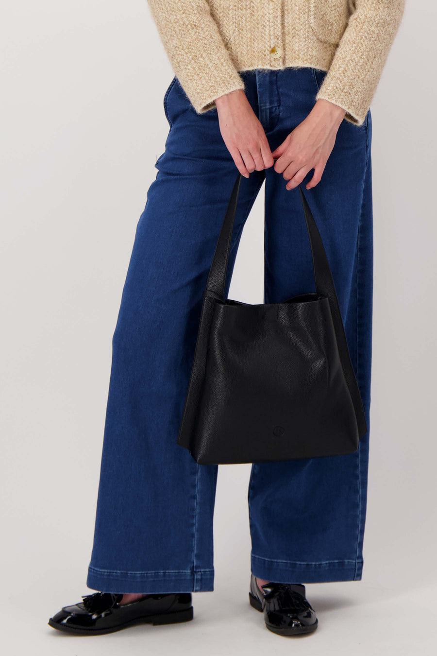 schoudertas met mooi strap detail + make up tasje | zwart