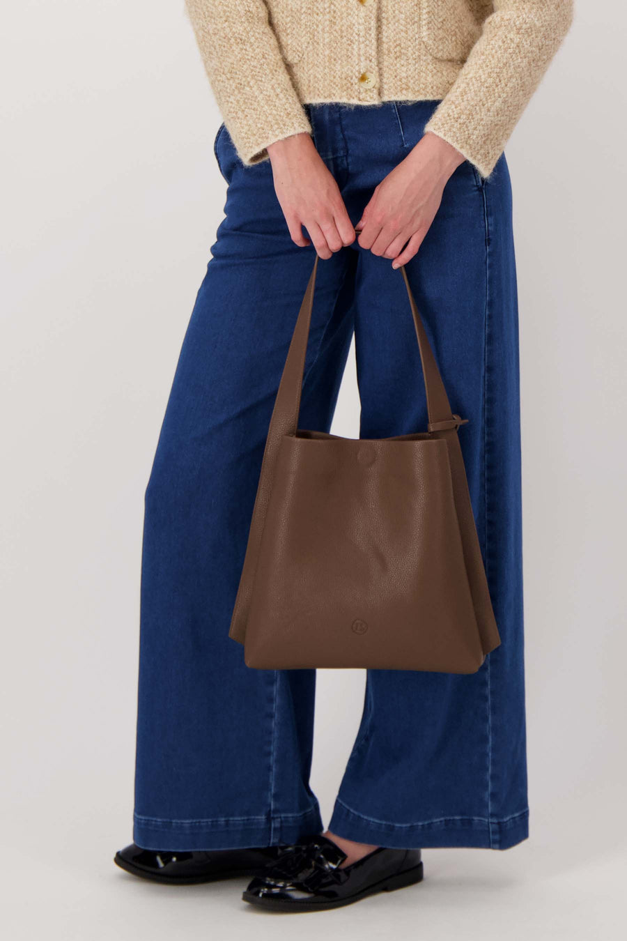 schoudertas met mooi strap detail + make up tasje | bruin