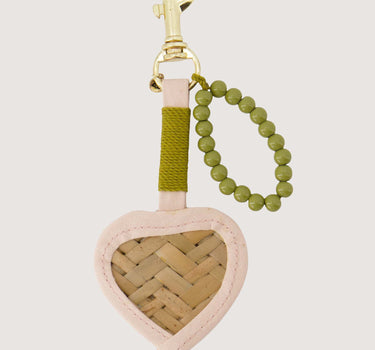 sleutel/tas hanger met gevlochten hart | crispy pink / light mossgreen