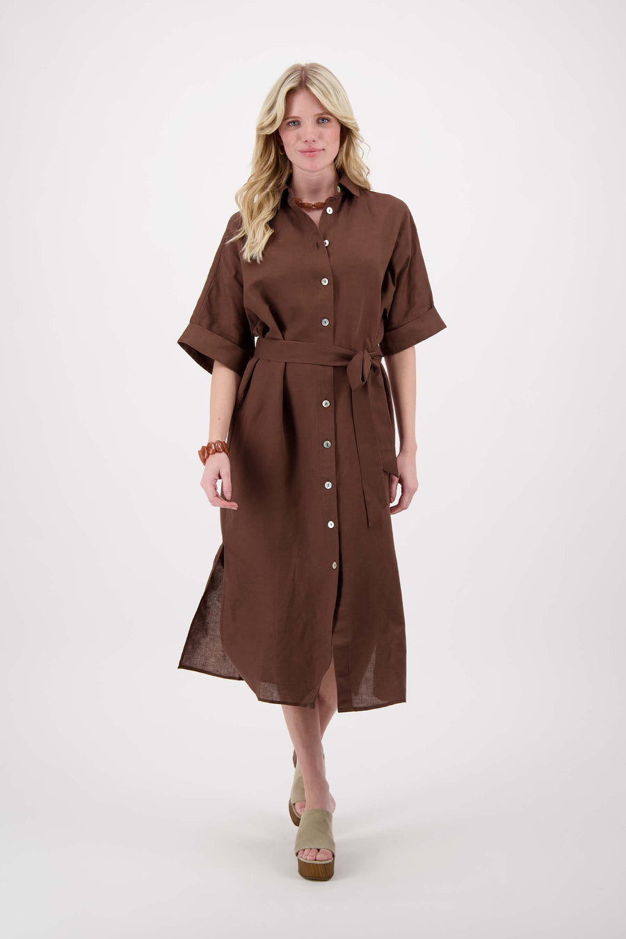 Weites, durchgeknotetes Leinenkleid mit kurzen Ärmeln | braun