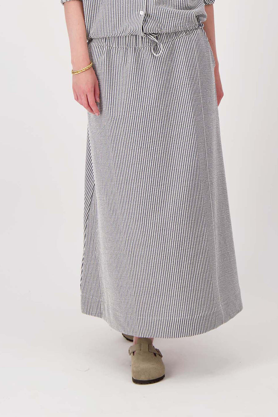 striped seersucker skirt | summer navy / off white