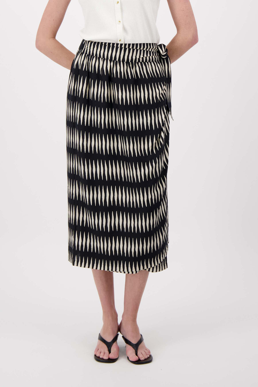 wrap skirt with graphic print | black / soft kit