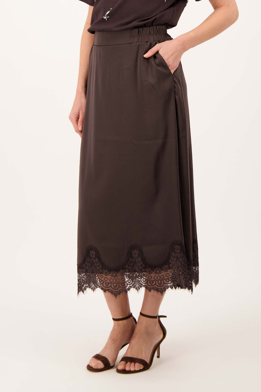 satijnen rok met kant detail | dark choco