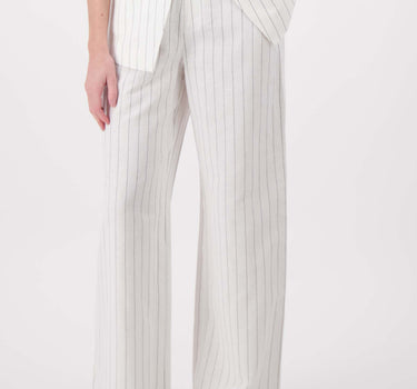 Model draagt zwart pin stripe broek van Zusss, stijlvolle broek met verticale strepen en losse pasvorm.