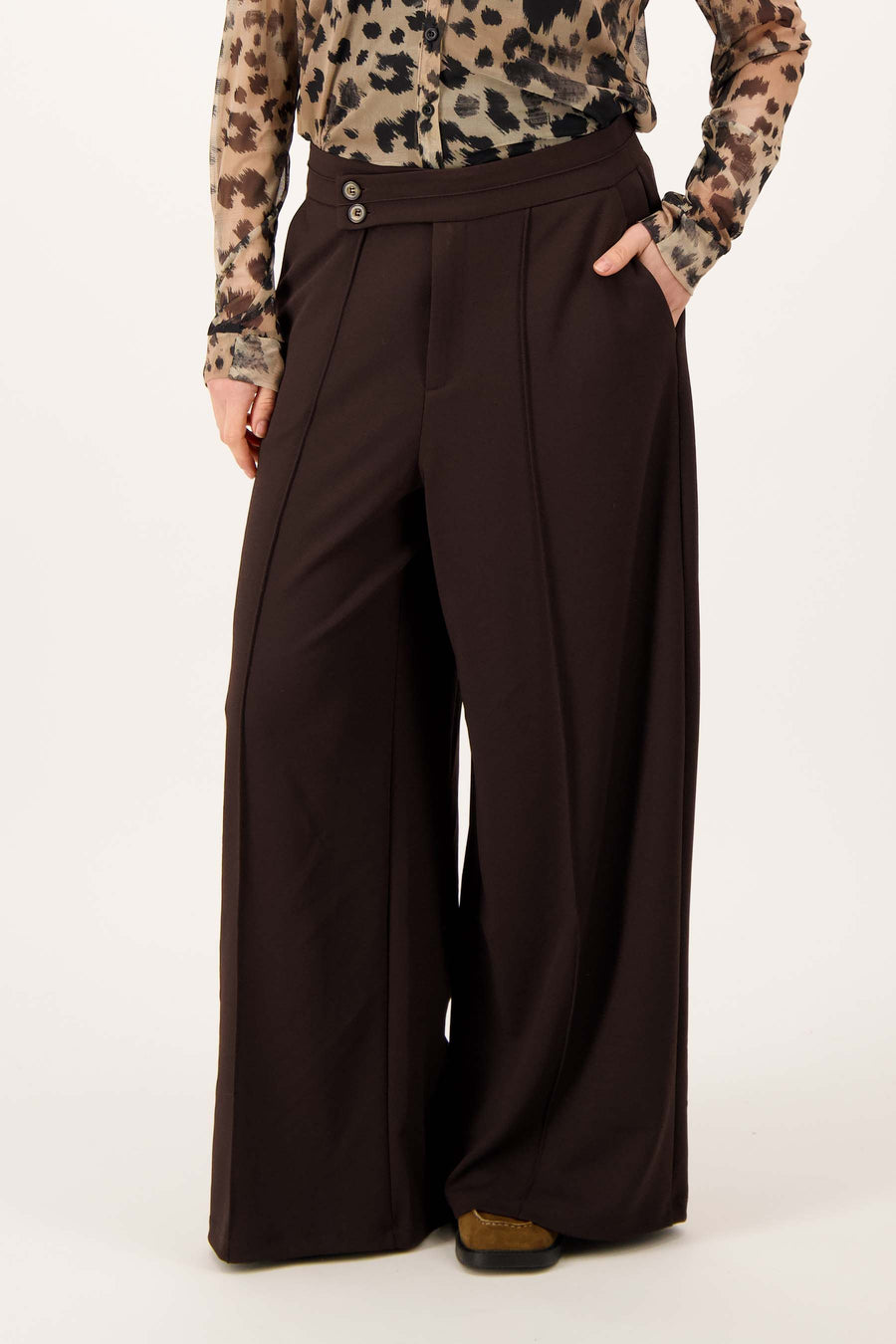 broek in superstretch met bandplooi | dark choco