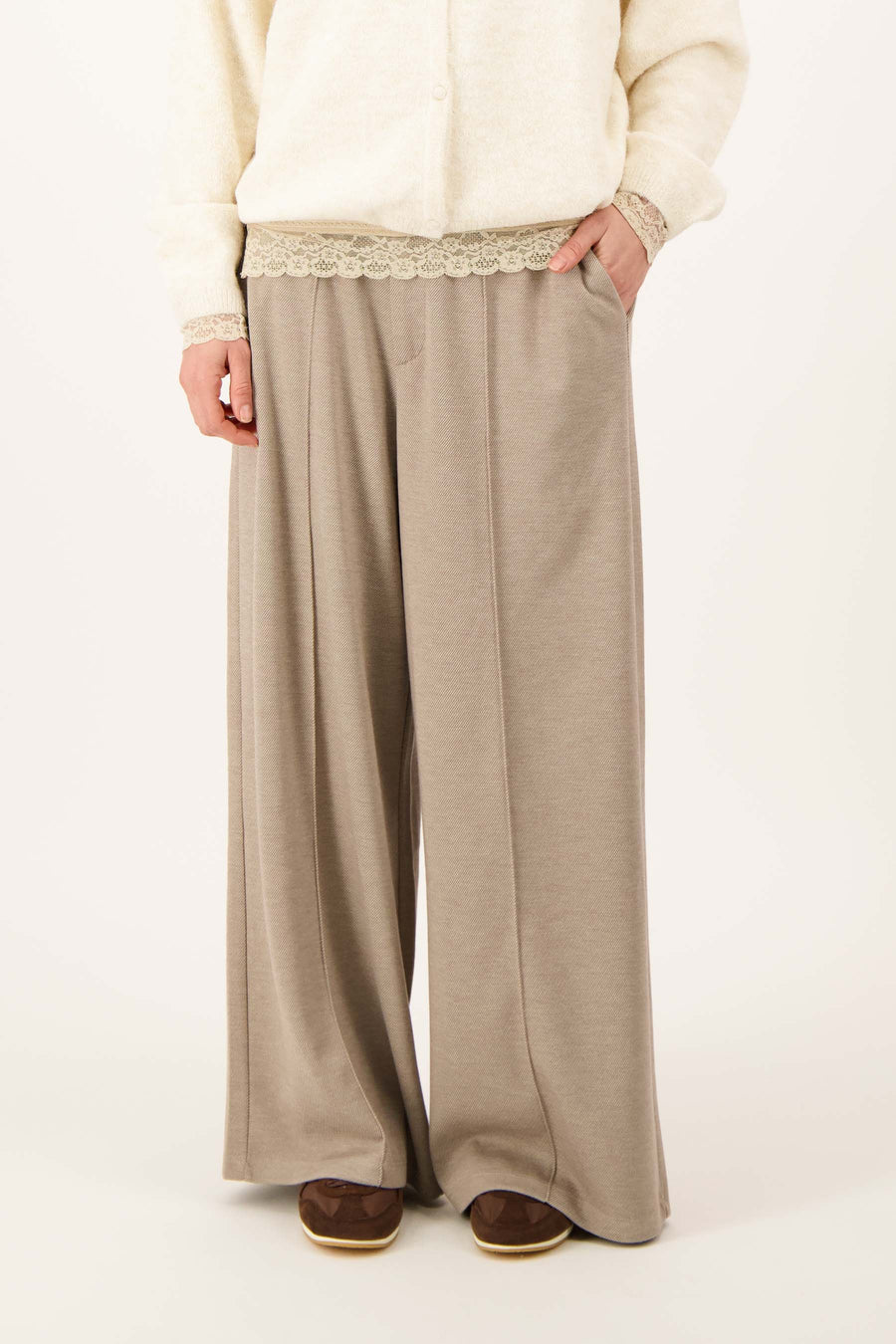 twill broek met stretch schuine band | dark taupe / off white