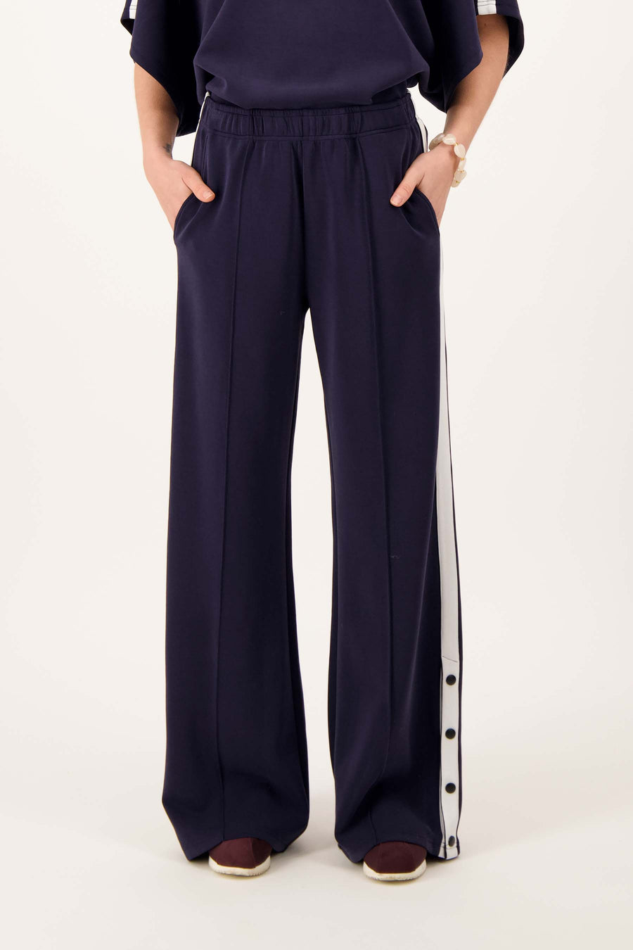 wideleg jogger broek met zijbies | off white / dark navy