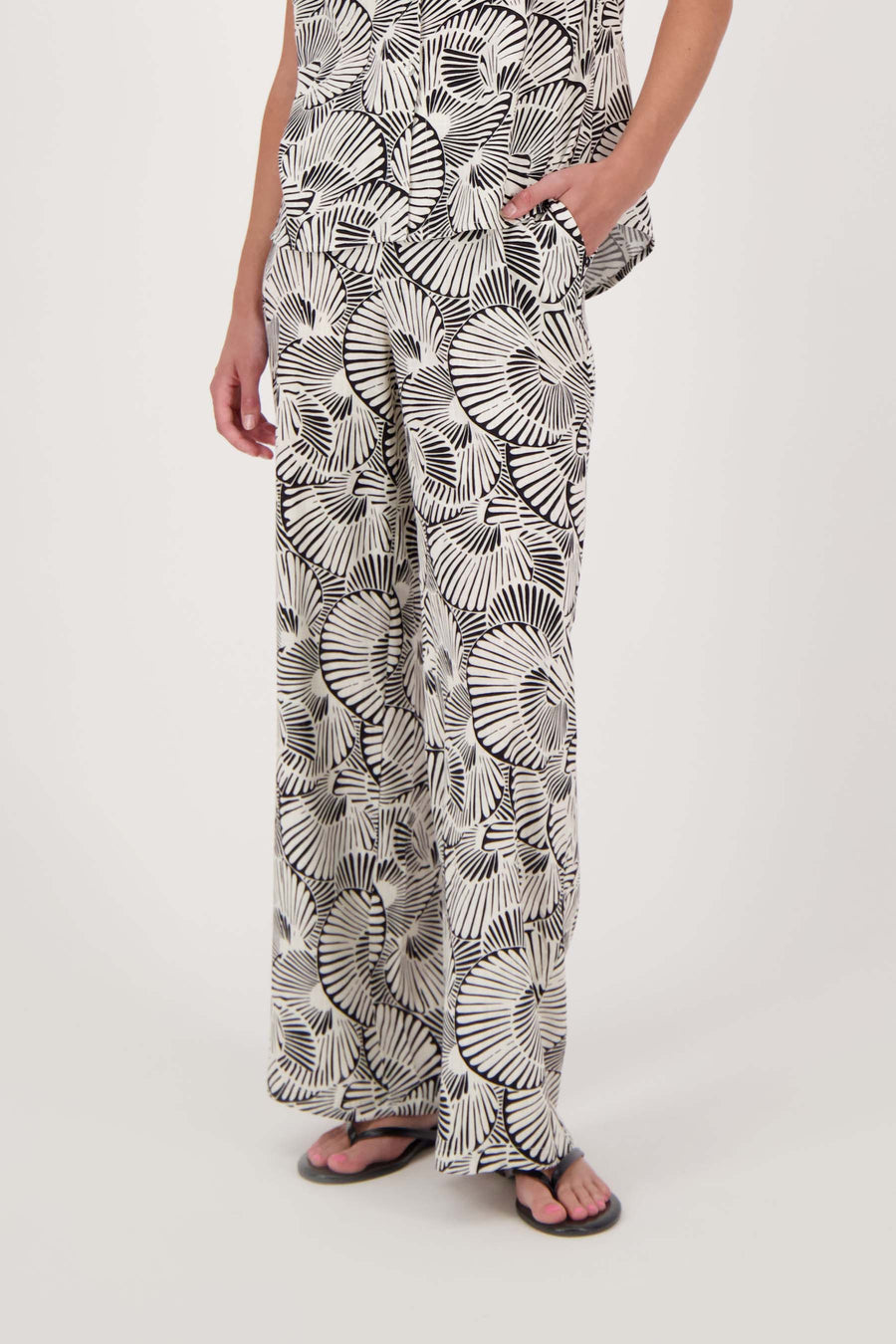 wide-leg pants with graphic print | off-white / black