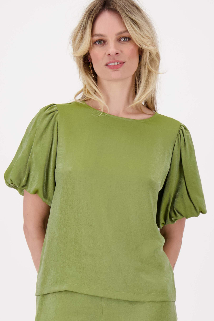 satijnen top met pofmouw | avocado