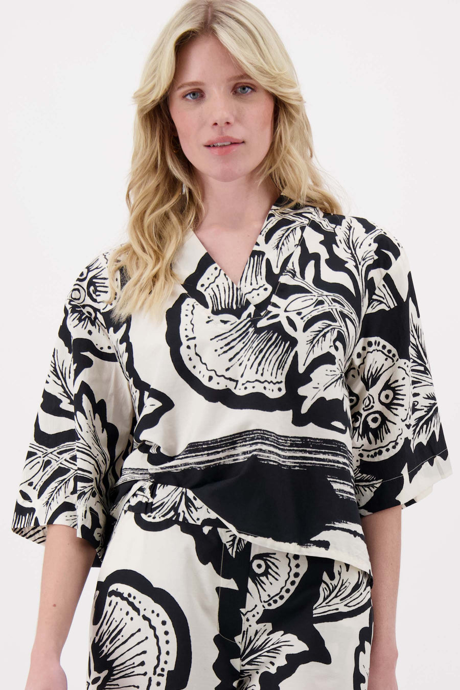 V hals woven top borderprint | zwart / soft kit