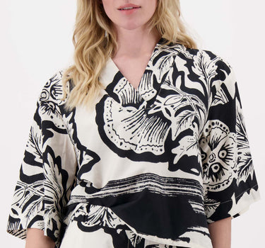 V hals woven top borderprint | zwart / soft kit