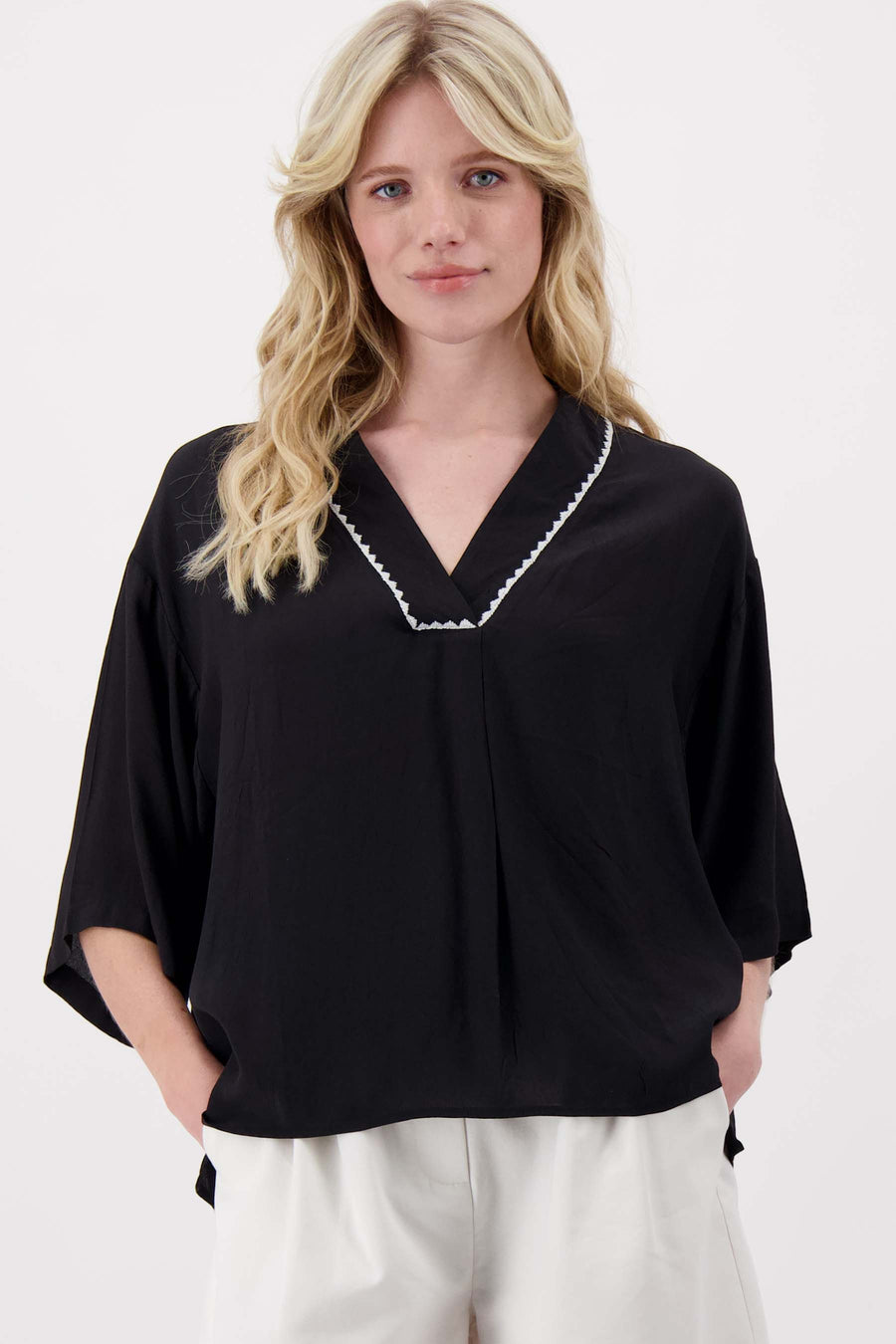 V hals geweven top met zigzag detail | black
