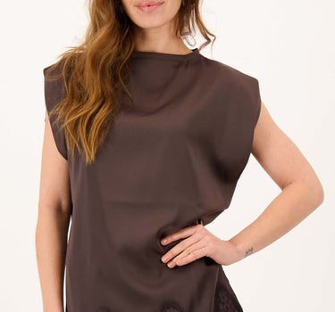 lange satijnen mouwloze top met kant | dark choco