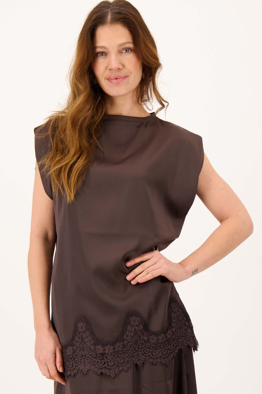 lange satijnen mouwloze top met kant | dark choco