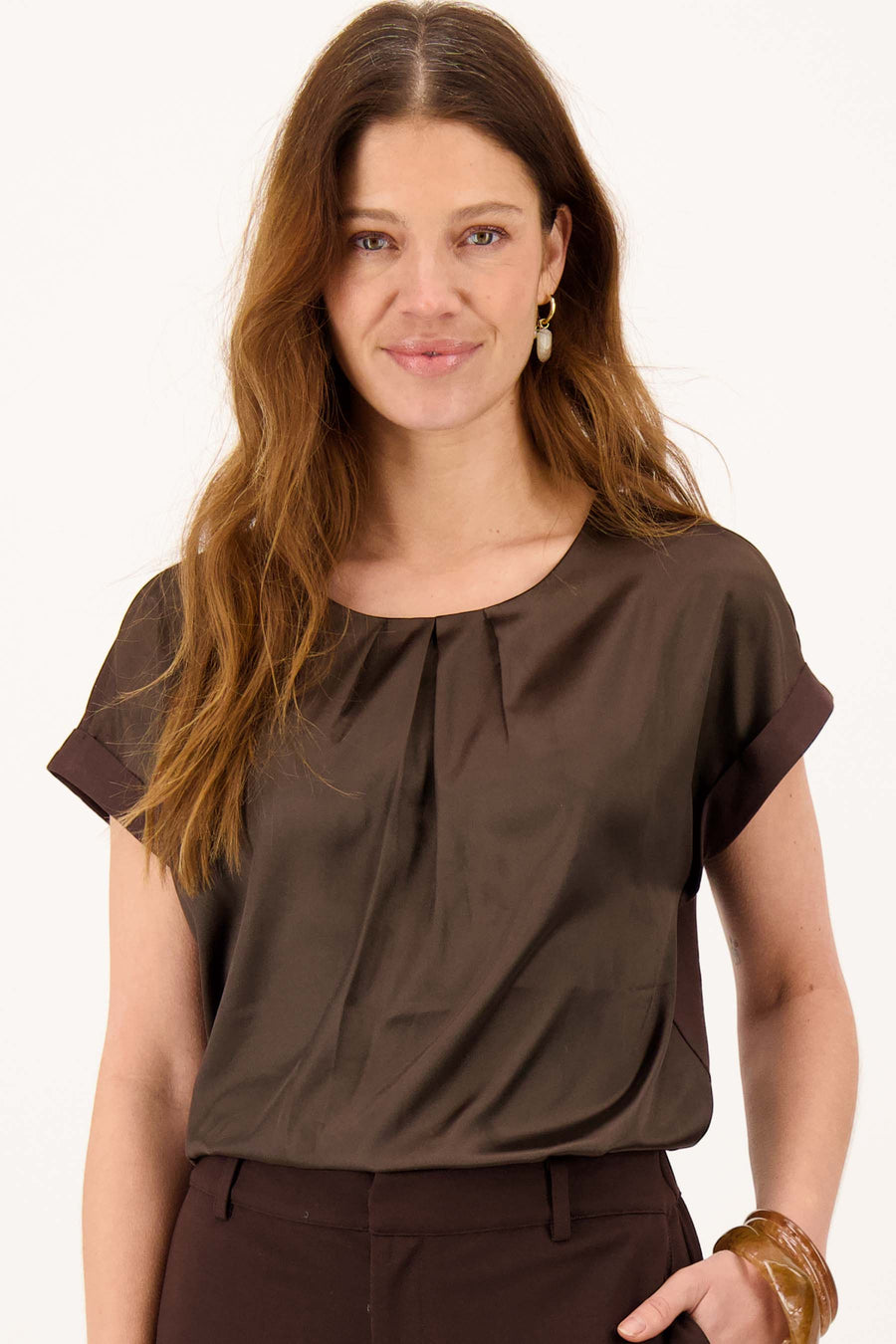satijnen top met plooien wijde mouw | dark choco