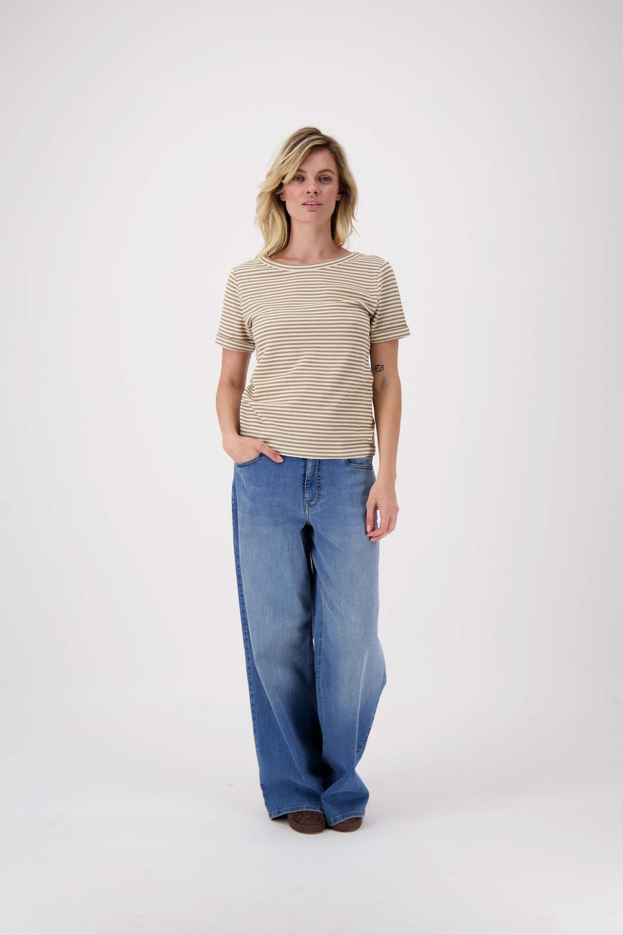 boat neck top made of crochet fabric | sahara / white