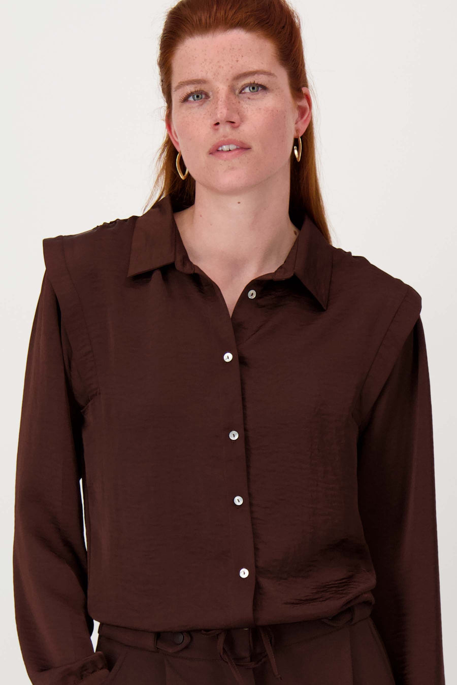 satijnen blouse met schouderdetail | chocoladebruin