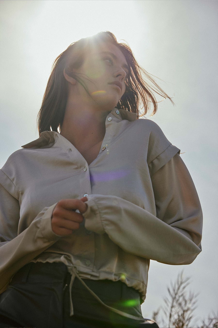 satijnen blouse met schouderdetail | beige