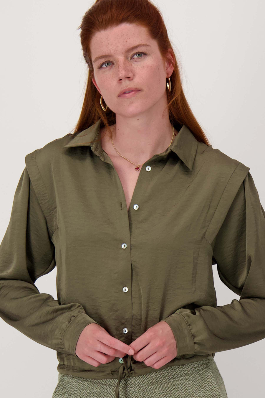 satijnen blouse met schouderdetail | moss green