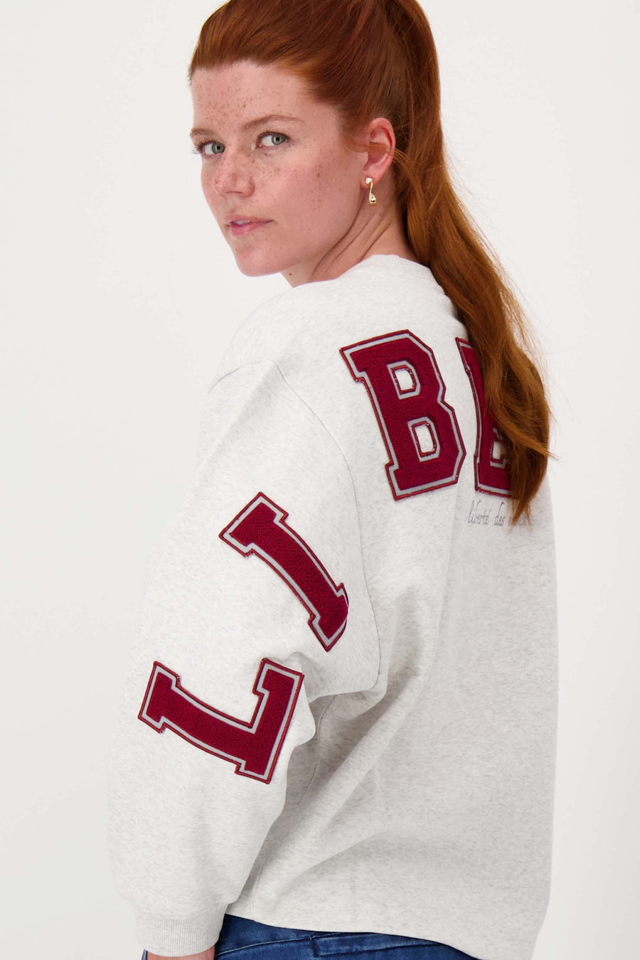 sweater met tekst | mid grey / classy red