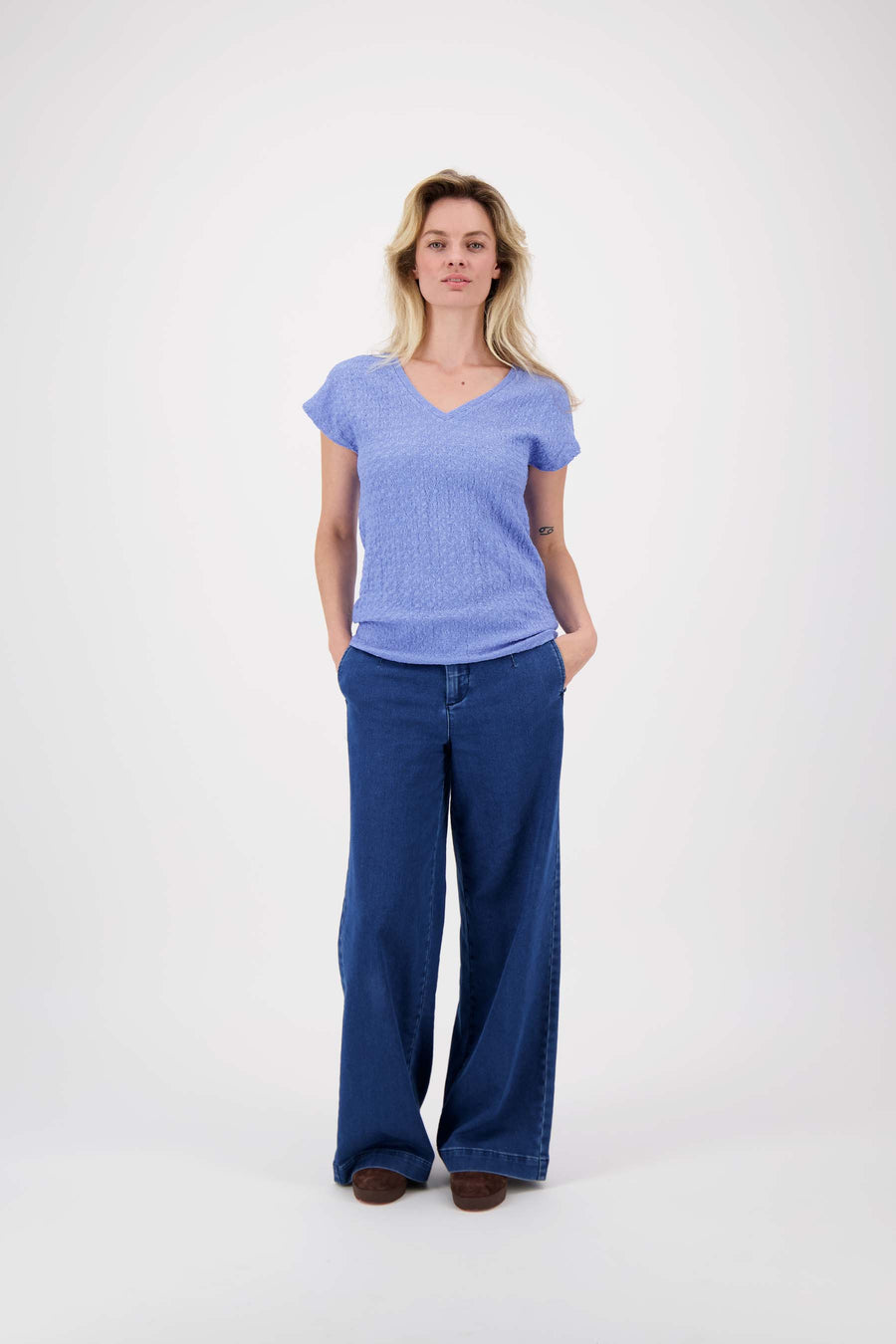 V hals top van crinkle stof | lavenderblauw