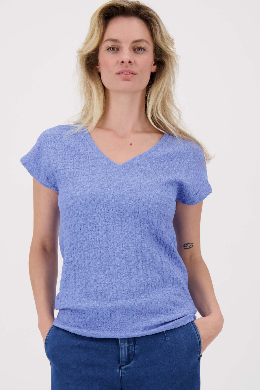 V hals top van crinkle stof | lavenderblauw